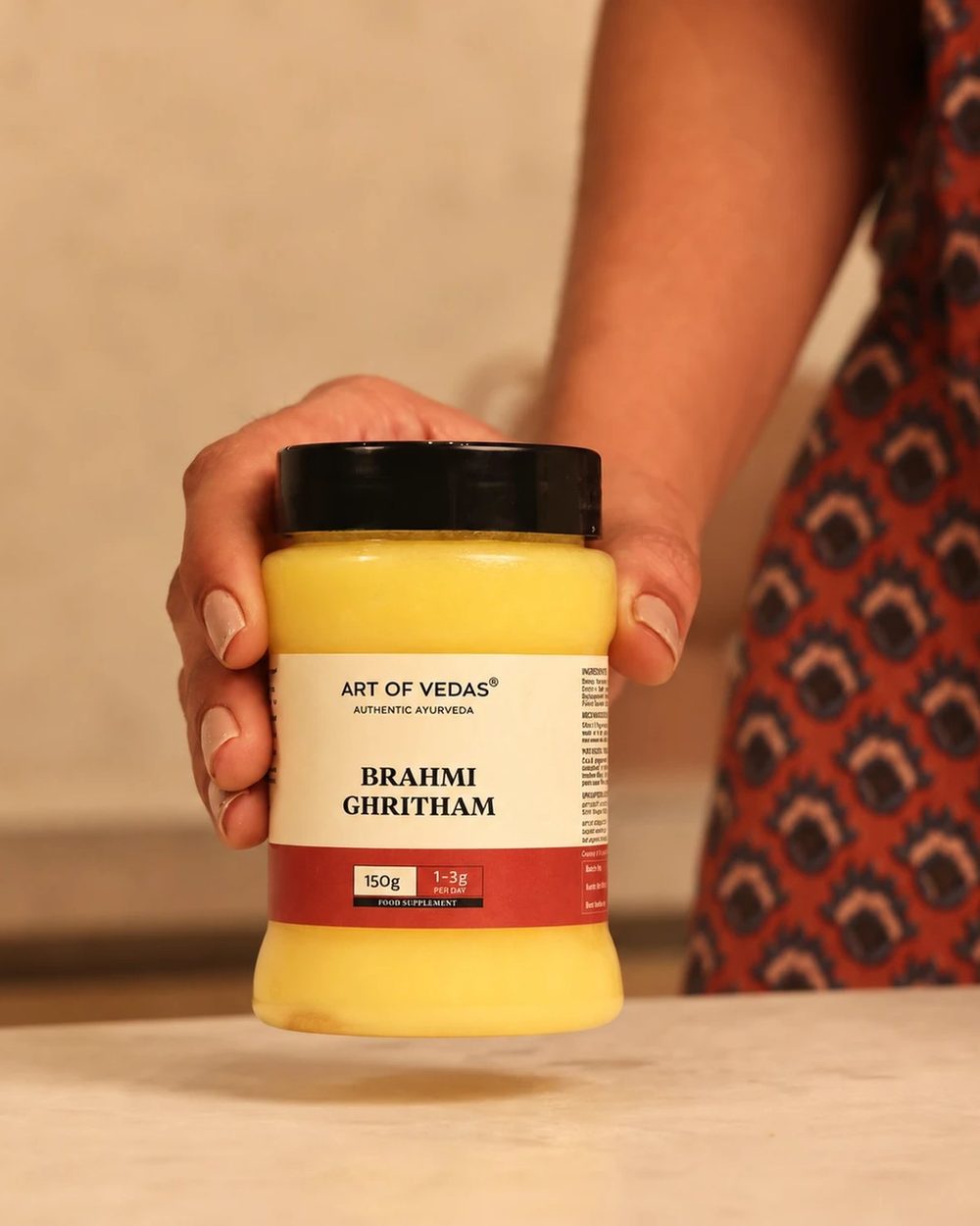 Brahmi Ghritham Art of Vedas no seu boião de PET de qualidade alimentar, com a tampa fechada e o rótulo virado para a frente